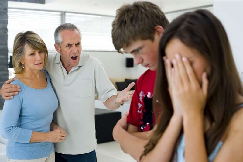 В семье обычно плохие отношения с родителями