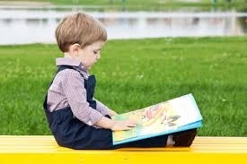 Ребенок с книжкой