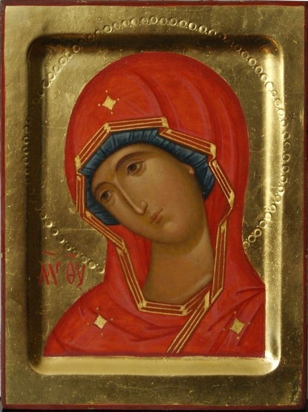 Богородица облачена в одеяния ярко-красного цвета