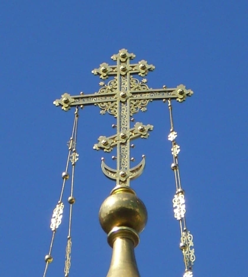 Церковный крест с полумесяцем