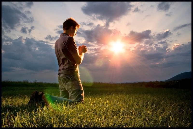 Мужчина молится фото