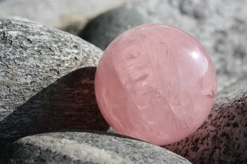 Камень розовый кварц фото