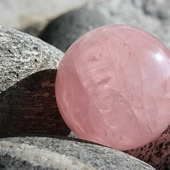Какие уникальные свойства имеет камень розовый кварц