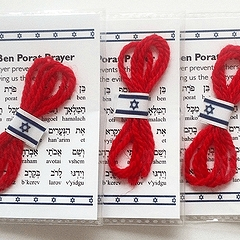 Красные нити из Иерусалима: как правильно завязать на запястье и какую молитву читать