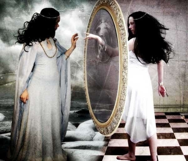 Зеркало — это портал в другой мир