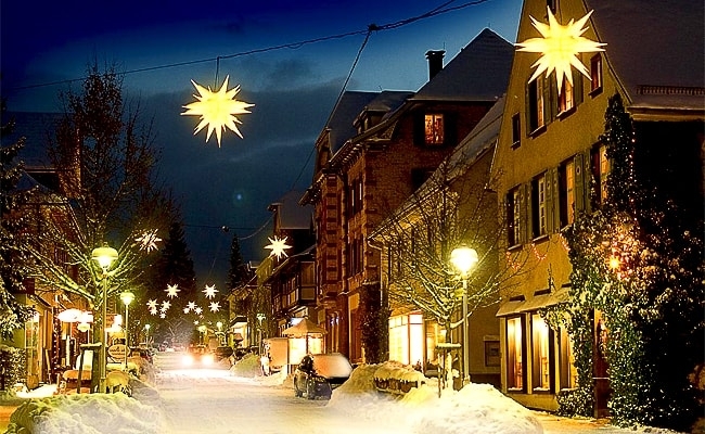 Фонари на улицах Швеции в Новый год