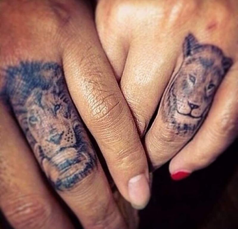 Оригинальное тату льва на пальце фото