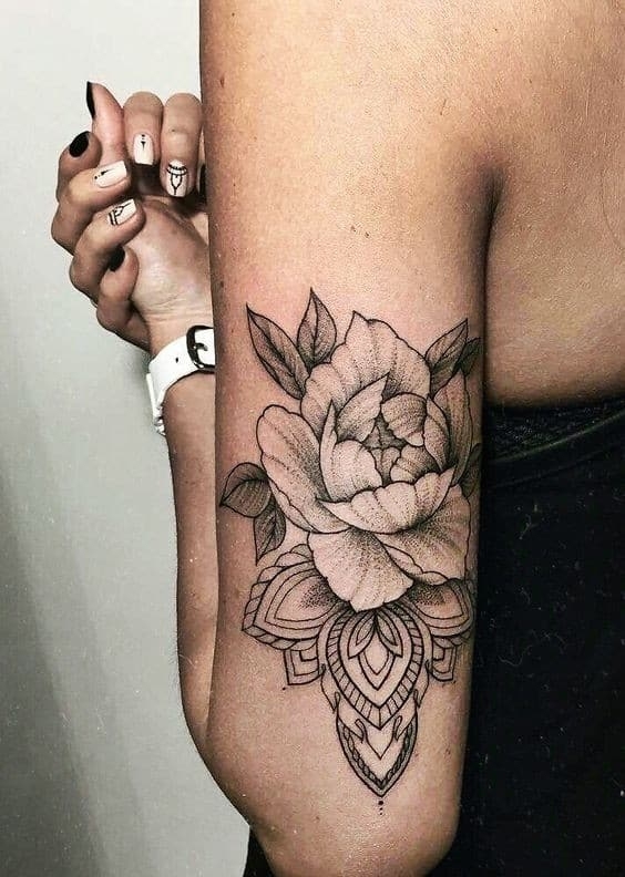 Татуировка с розой на руке