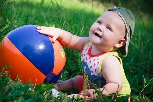 Ребенок с мячом